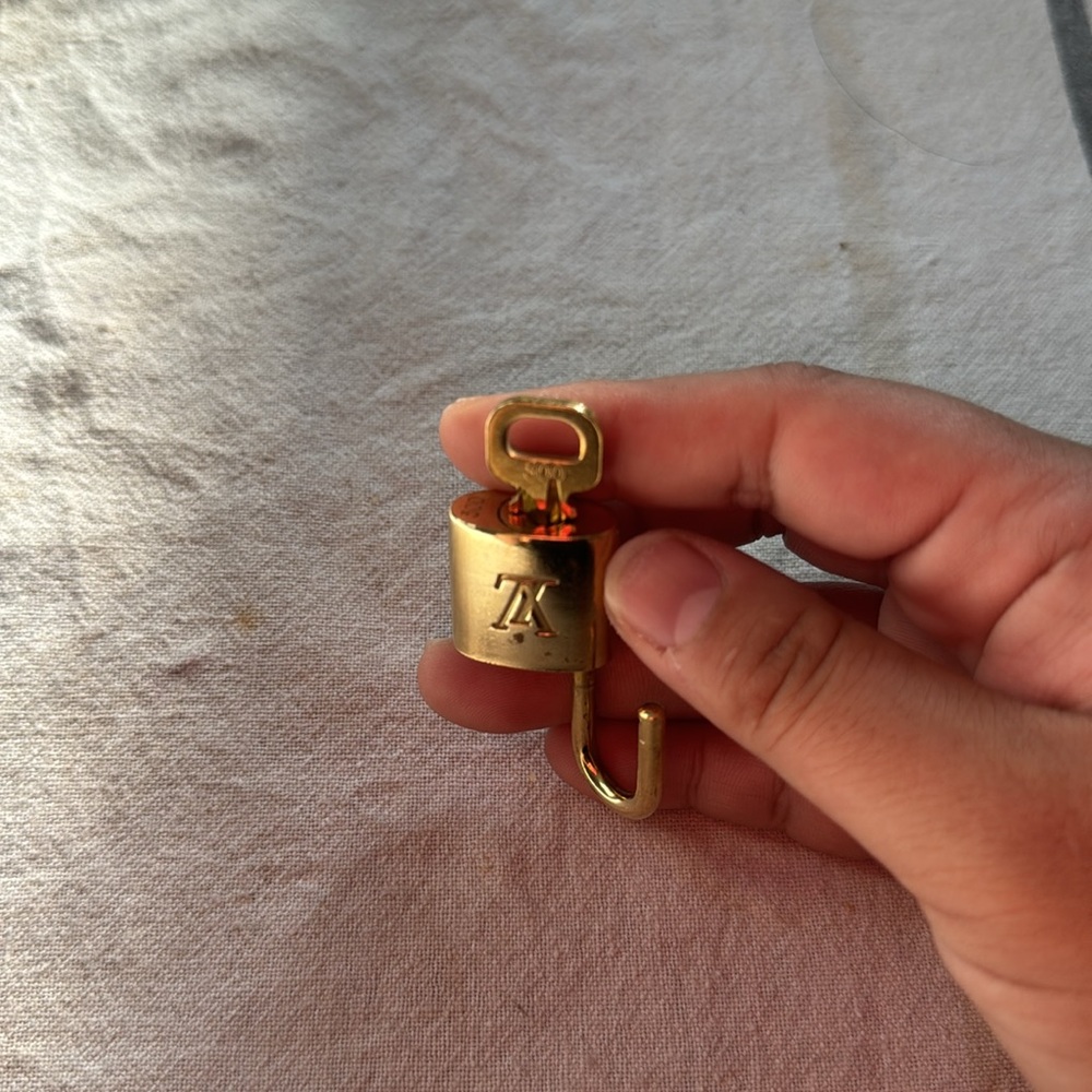 LV Lock & Key #300 - Picture 3 of 4